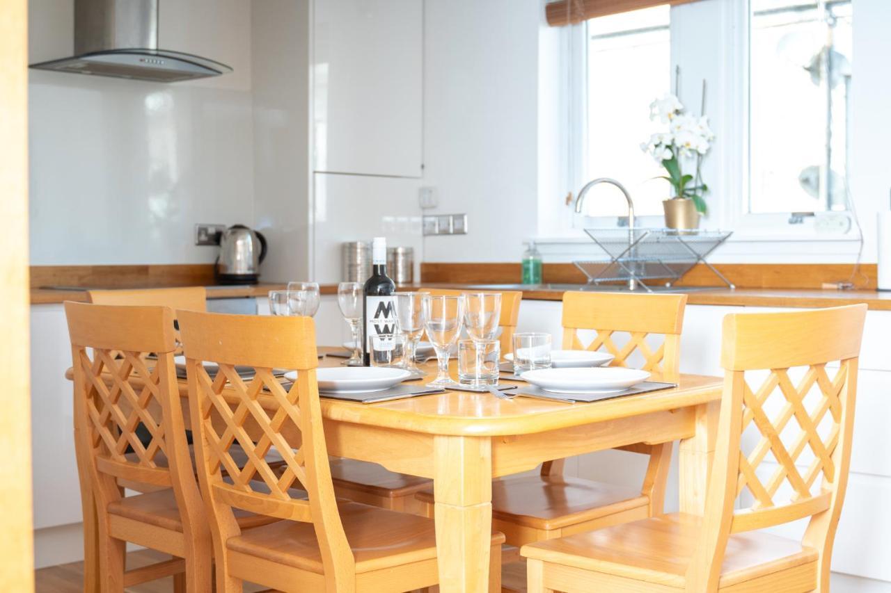 Dwellcome Home Ltd 2 King Beds West End Apt, Half Mile To Union Street Yet Quiet, Free Allocated Parking Space At Rear Entrance & Fast Wifi, Ideal For Long Term Contractor, Corporate, Etc Stays, Regular Housekeeping Option - See Our Site For Assuranc Абердин Экстерьер фото