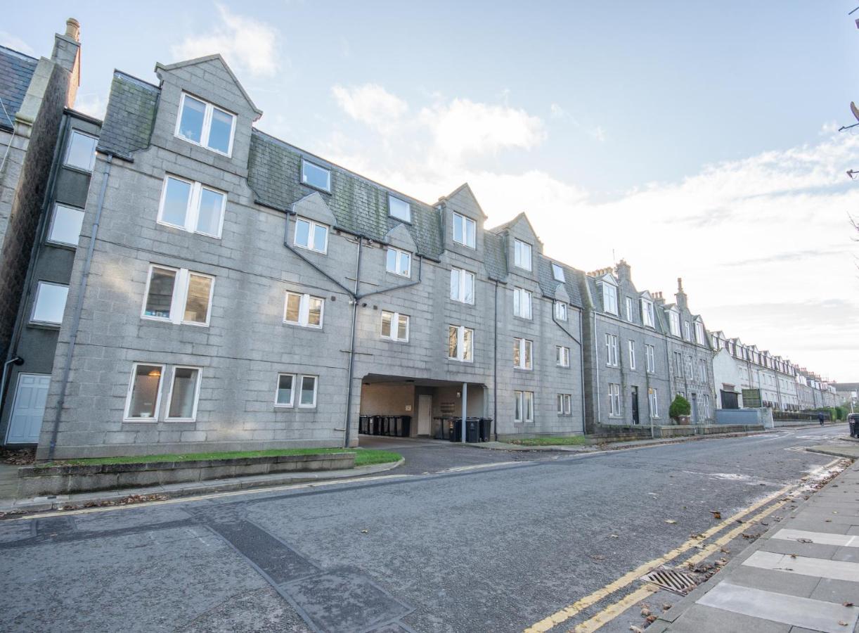 Dwellcome Home Ltd 2 King Beds West End Apt, Half Mile To Union Street Yet Quiet, Free Allocated Parking Space At Rear Entrance & Fast Wifi, Ideal For Long Term Contractor, Corporate, Etc Stays, Regular Housekeeping Option - See Our Site For Assuranc Абердин Экстерьер фото