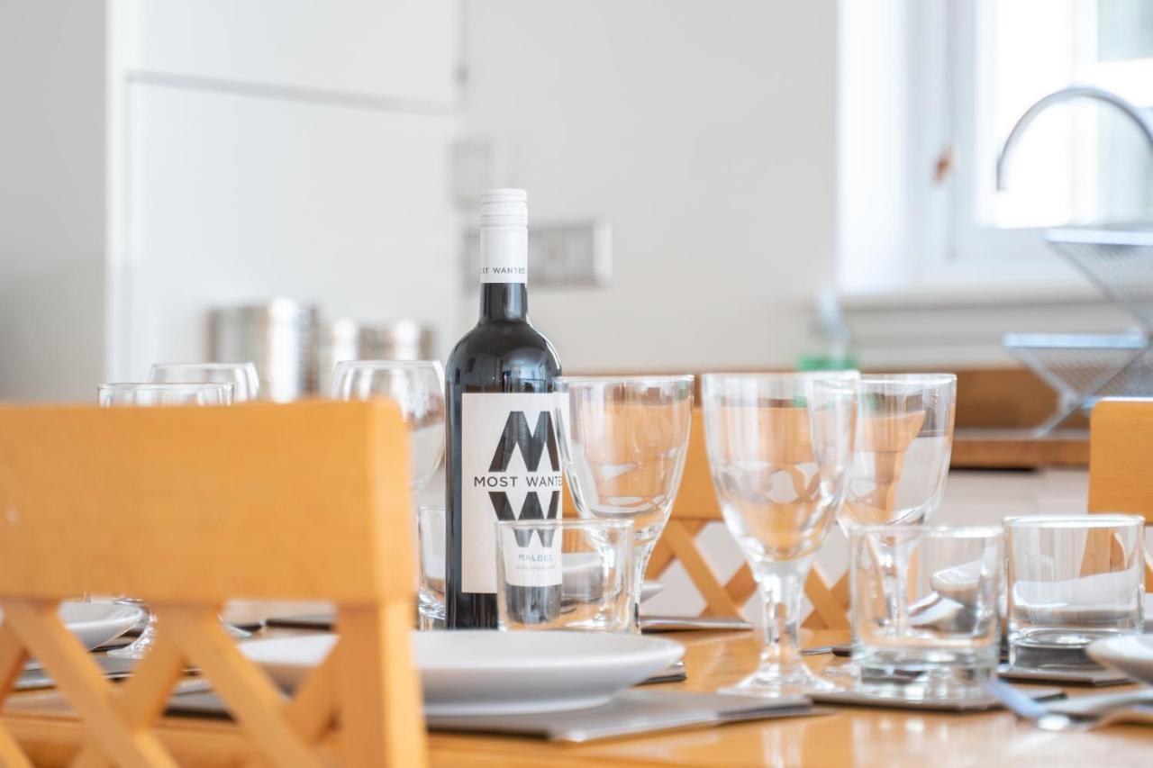 Dwellcome Home Ltd 2 King Beds West End Apt, Half Mile To Union Street Yet Quiet, Free Allocated Parking Space At Rear Entrance & Fast Wifi, Ideal For Long Term Contractor, Corporate, Etc Stays, Regular Housekeeping Option - See Our Site For Assuranc Абердин Экстерьер фото