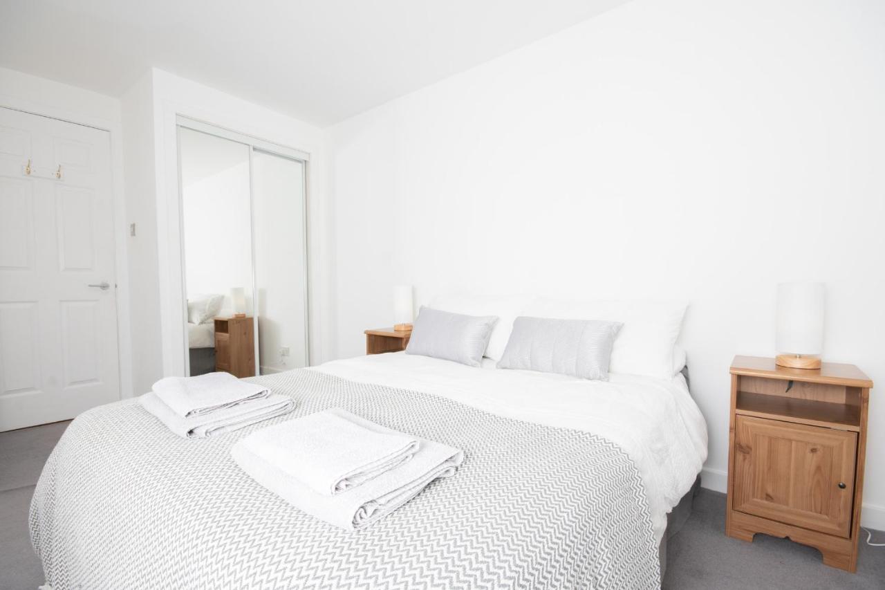Dwellcome Home Ltd 2 King Beds West End Apt, Half Mile To Union Street Yet Quiet, Free Allocated Parking Space At Rear Entrance & Fast Wifi, Ideal For Long Term Contractor, Corporate, Etc Stays, Regular Housekeeping Option - See Our Site For Assuranc Абердин Экстерьер фото
