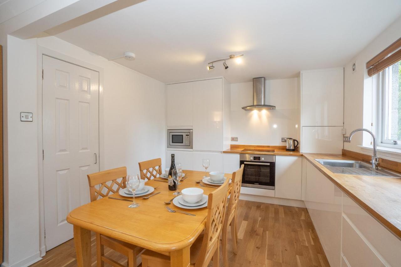 Dwellcome Home Ltd 2 King Beds West End Apt, Half Mile To Union Street Yet Quiet, Free Allocated Parking Space At Rear Entrance & Fast Wifi, Ideal For Long Term Contractor, Corporate, Etc Stays, Regular Housekeeping Option - See Our Site For Assuranc Абердин Экстерьер фото